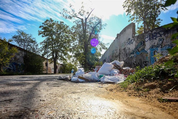Archivo - Desperdicios arrojados en las inmediaciones de la calle Villadiego ubicada en el distrito de la Latina, en Madrid.