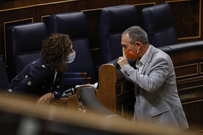 Archivo - La ministra portavoz y de Hacienda, María Jesús Montero; y el diputado de Compromís en el Congreso, Joan Baldoví, mantienen una conversación durante una sesión de control al Gobierno en el Congreso
