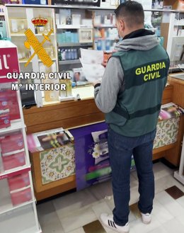 Un agente de la Guardia Civil en un despacho de farmacia.