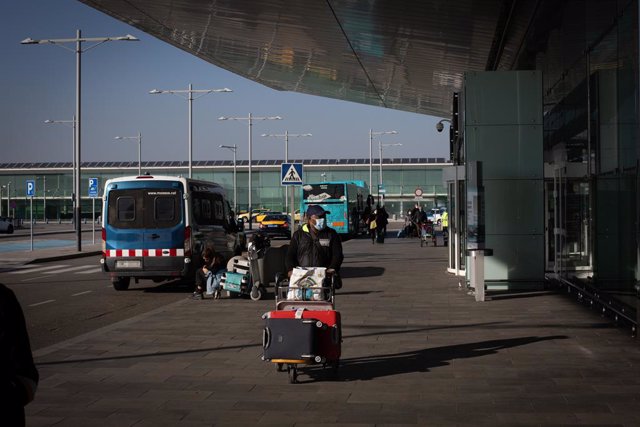 Un hombre con un carro de maletas en las inmediaciones del aeropuerto de El Prat, a 19 de noviembre de 2021, en Barcelona, Cataluña (España). El aeropuerto de la red Aena es el primer aeropuerto en extensión y tráfico de Cataluña y el segundo aeropuerto c