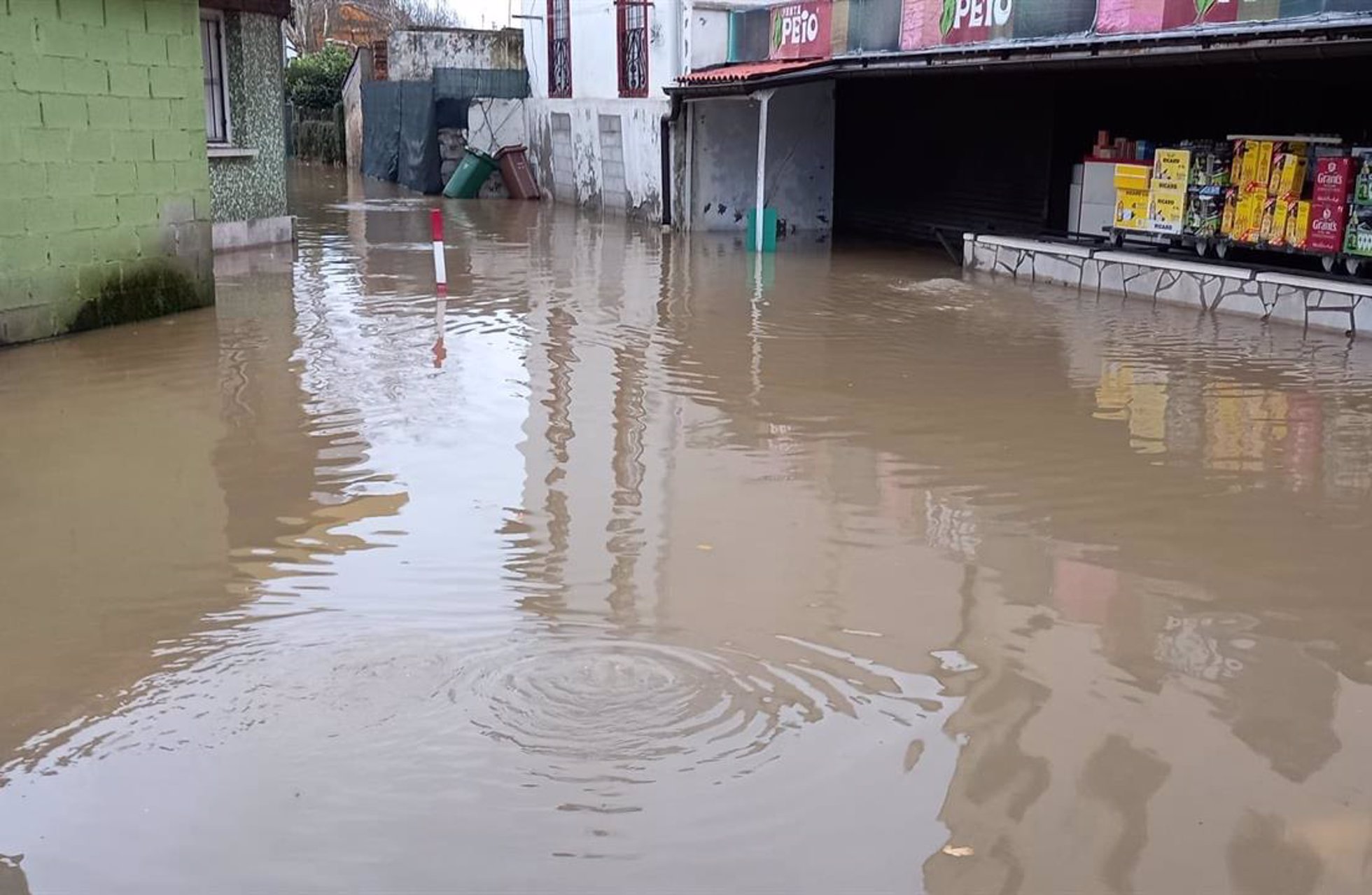 Zona de Behobia inundada por la crecida del río Bidasoa