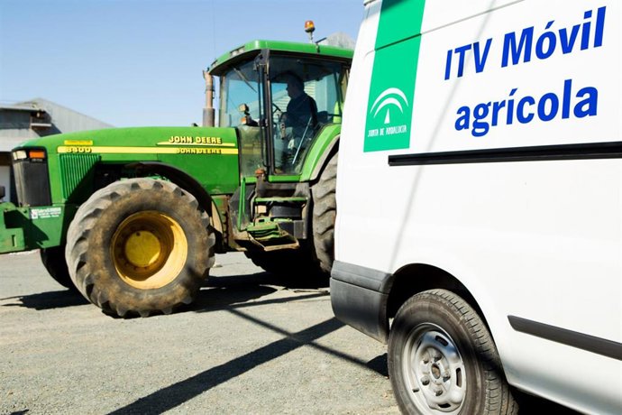 Archivo - ITV móvil para vehículos agrícolas