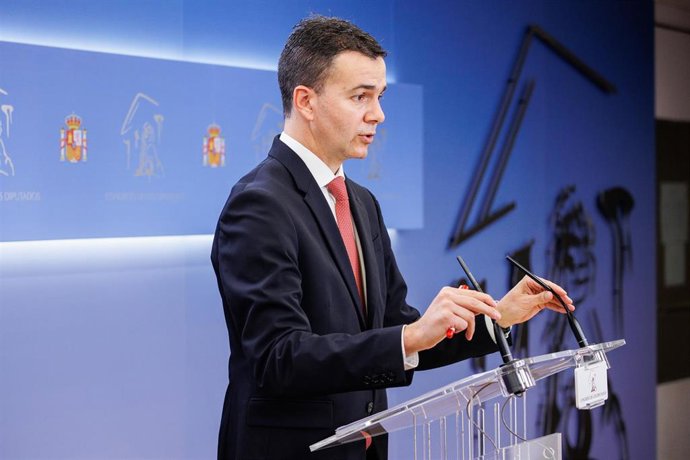 El portavoz del Grupo Parlamentario Socialista en el Congreso de los Diputados, Héctor Gómez, interviene en una rueda de prensa anterior a una Junta de Portavoces, en el Congreso de los Diputados, a 30 de noviembre de 2021, en Madrid, (España).