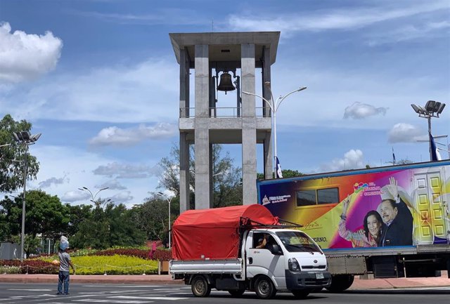 Archivo - Un camión pasa junto a un cartel con la imagen de Daniel Ortega y Rosario Murillo en Managua, Nicaragua