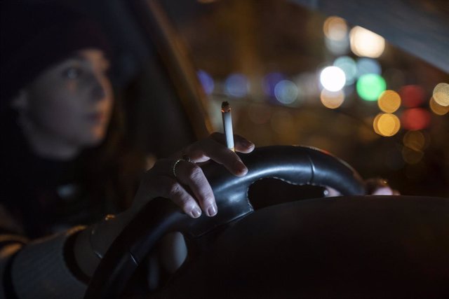 Arxiu - Una persona fuma en un cotxe