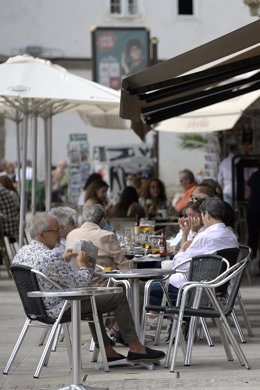 Archivo - Varias personas en la terraza de un bar, a 18 de septiembre de 2021, en A Coruña.