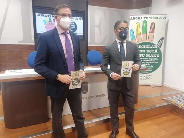 El Jefe del Servicio de Limpiezas, Adolfo García y el concejal Gerardo Antuña presentan la campaña del Ayuntamiento para informar de la nueva ordenanza de limpieza.