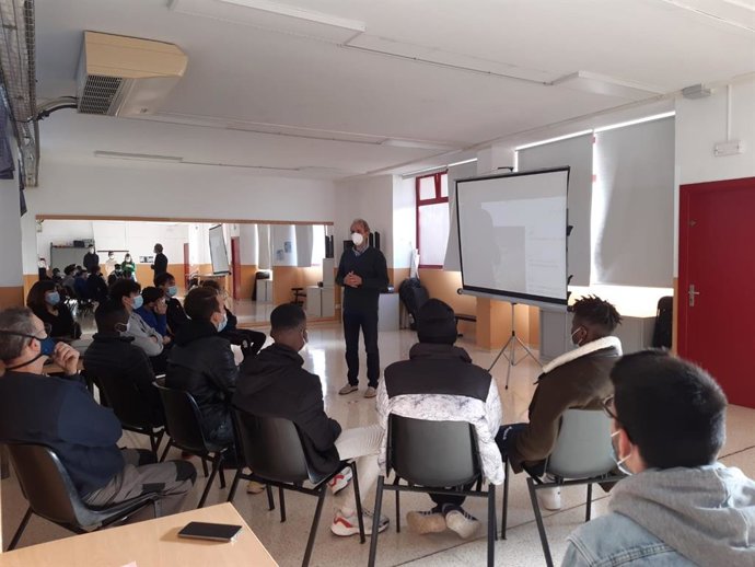 Charla de Endesa en las instalaciones del proyecto socioeducativo Naüm, en Palma.