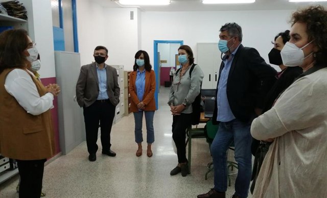 La delegada de Educación en Sevilla, María José Eslava, durante una visita al EOE Sevilla Macarena-Polígono Norte.