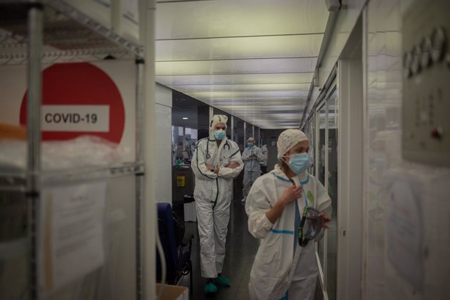 Archivo - Arxiu - Uns quants sanitaris protegits a l'UCI