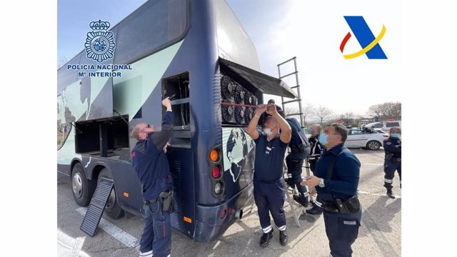 Agentes de la Policía revisan uno de los autobuses interceptados en el que se ocultaba droga