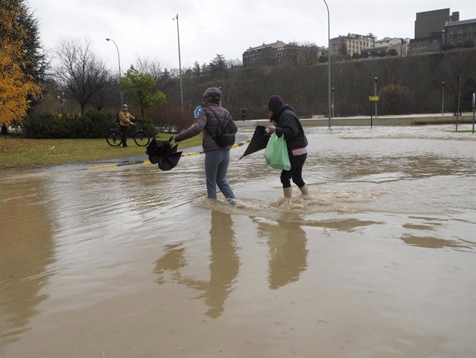 Inundaciones en el barrio pamplonés de la Rochapea este viernes.