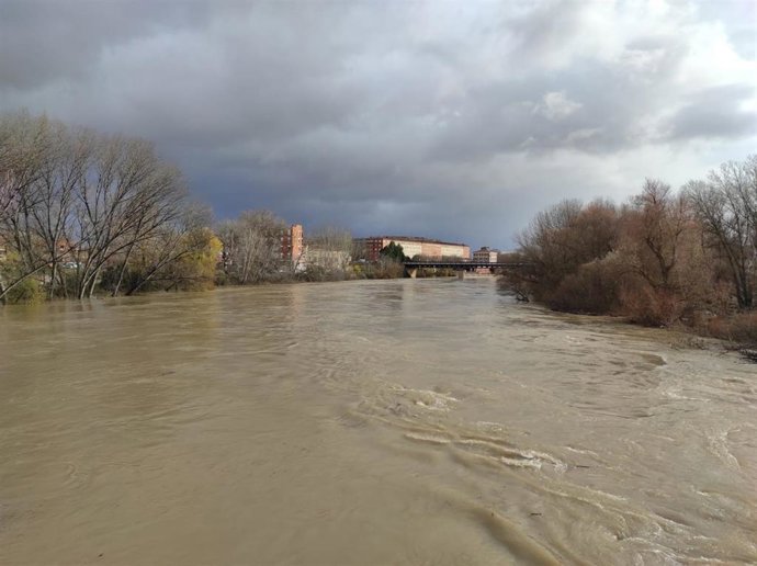 El caudal del Ebro en Logroño alcanza un caudal de 700 m3/segundo y altura de 3,35 metros, con previsión al alza