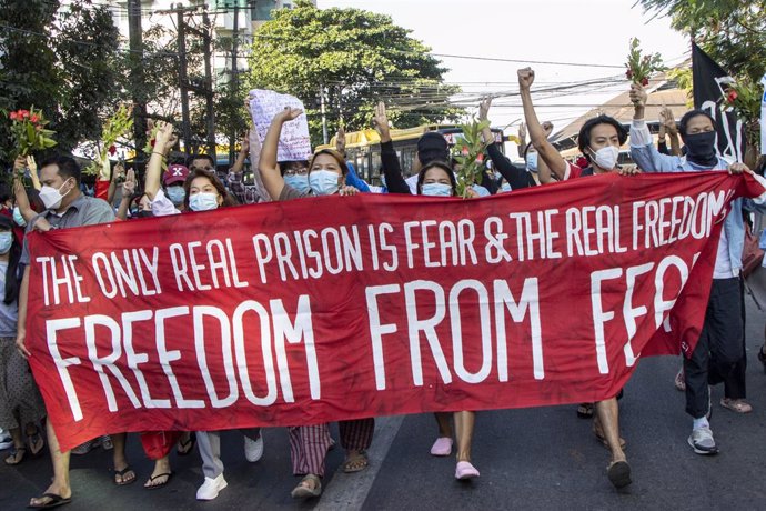 Protesta contra la junta militar en Rangún, Birmania