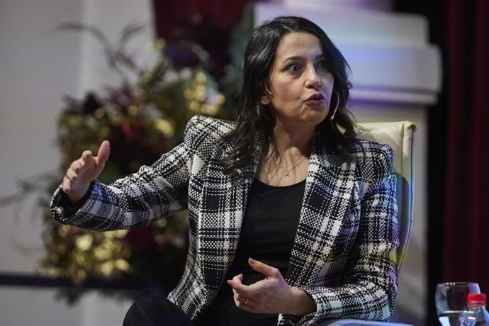 La presidenta de Ciudadanos, Inés Arrimadas, durante los desayunos informativos de Europa Press Andalucia en la Fundación Cajasol, a 4 de diciembre de 2021 en Sevilla (Andalucía, España)