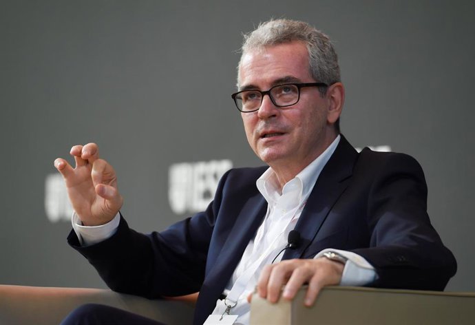 El presidente ejecutivo de Inditex, Pablo Isla, debate en un diálogo titulado 'Liderando la industria textil hacia la sostenibilidad' en el Campus IESE, a 12 de noviembre de 2021, en Madrid, (España). El Instituto de Estudios Superiores de la Empresa (I