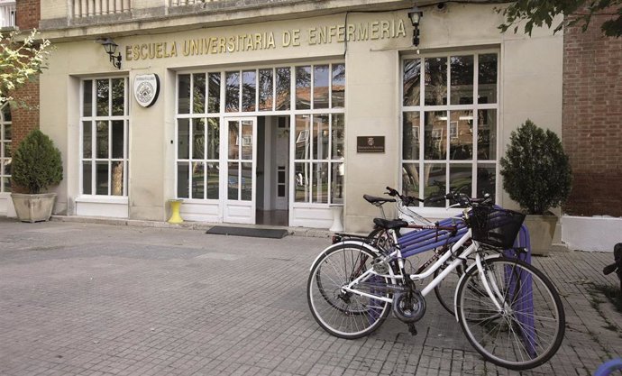 Exterior de la escuela de enfermería Doctos Dacia Crespo de Palencia.