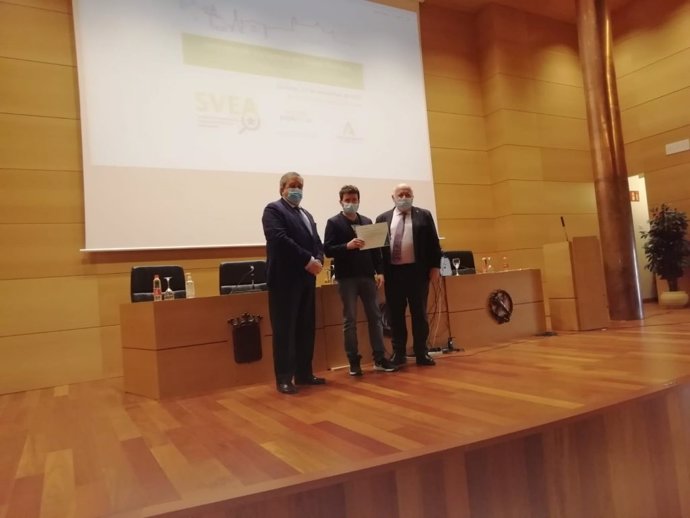 López Moyano recoge el premio en una jornada del Sistema de Vigilancia Epidemiológica de Andalucía.