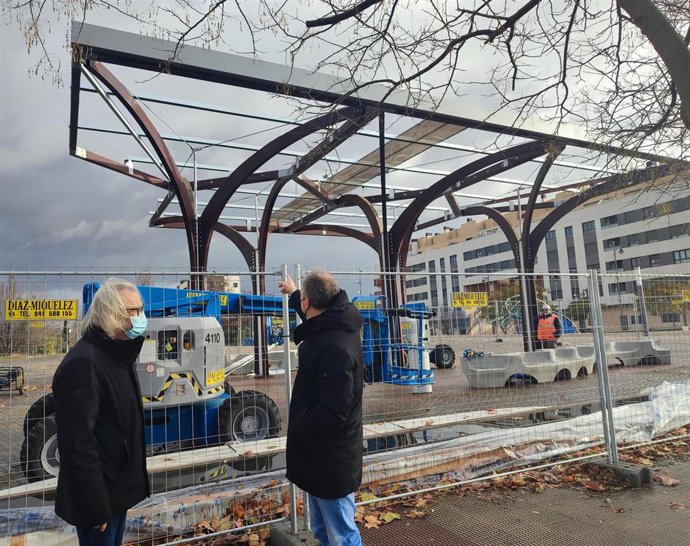 El concejal de Medio Ambiente visita los trabajos que se están realizando para reponer la cubierta de la pérgola del barrio de El Campillo