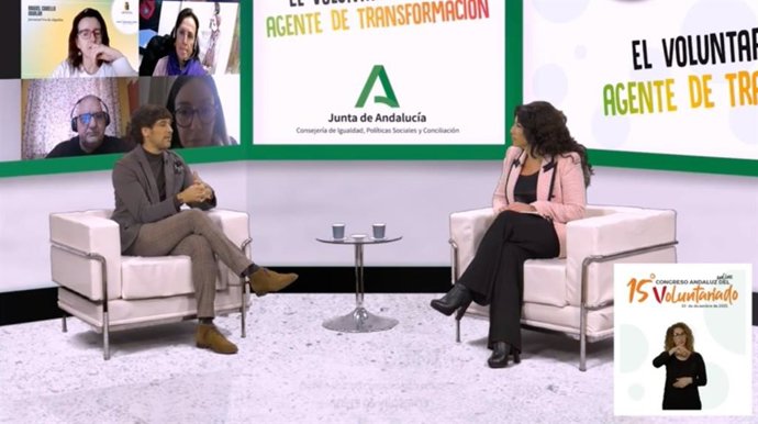 La consejera de Igualdad, Políticas Sociales y Conciliación, Rocío Ruiz, en la inauguración del XV Congreso andaluz del Voluntariado a través de un diálogo con el cantante Manuel Lombo