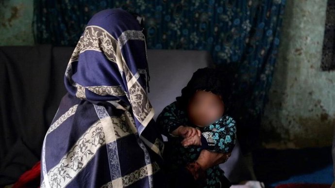 Bibi sostiene a su bebé Lila, de cuatro meses