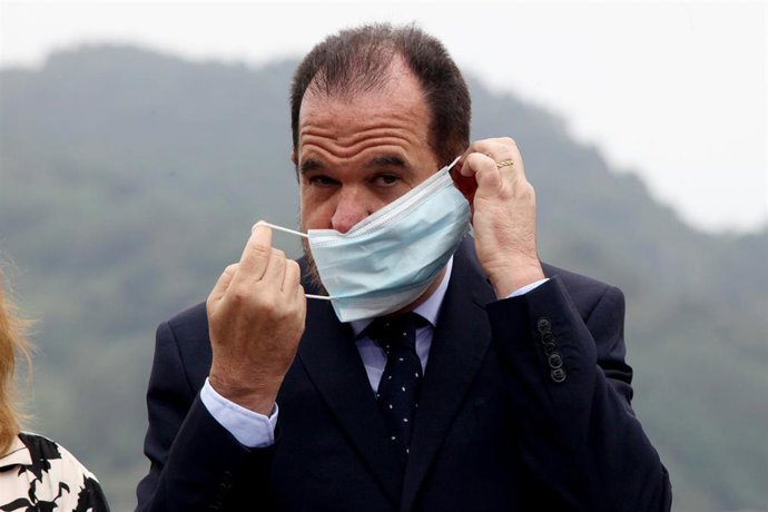 Archivo - El candidato de la coalición PP+C's a lehendakari, Carlos Iturgaiz, durante el homenaje a José Manuel Zamarreño, concejal del PP asesinado por ETA, en el parque José Manuel Zamarreño, Errentería, Guipúzcoa, País Vasco (España), a 25 de junio d