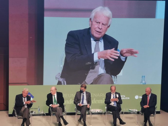 El expresidente del Gobierno Felipe González, junto al expresidente de Uruguay Julio María Sanguinetti, el expresidente chileno Ricardo Lagos, el empresario mexicano Carlos Slim y el titular de la Xunta, Alberto Núñez Feijóo.
