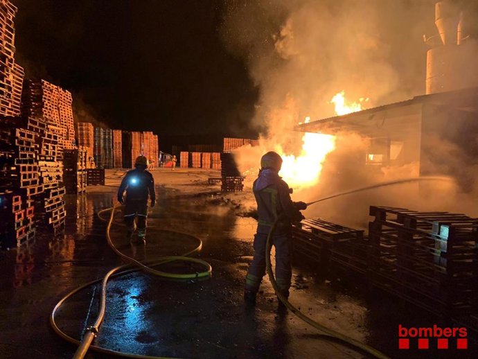 El incendio en la fábrica de palés.