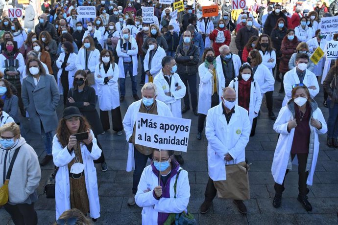 Un grupo de personas participa en una concentración en defensa de la Atención Primaria, a 13 de noviembre de 2021, en Madrid, (España). Convocada por la Asociación de Médicos y Titulados Superiores de la Comunidad de Madrid (AMYTS), la protesta tiene co