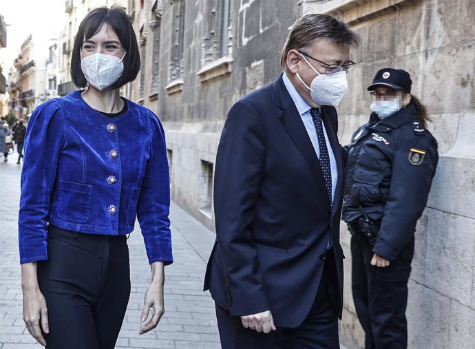 El presidente de la Generalitat Valenciana, Ximo Puig (d), recibe a la ministra de Ciencia e Innovación, Diana Morant (i) a su llegada al Palau de la Generalitat, a 9 de diciembre de 2021, en Valencia, Comunidad Valenciana (España). Esta es una de las d