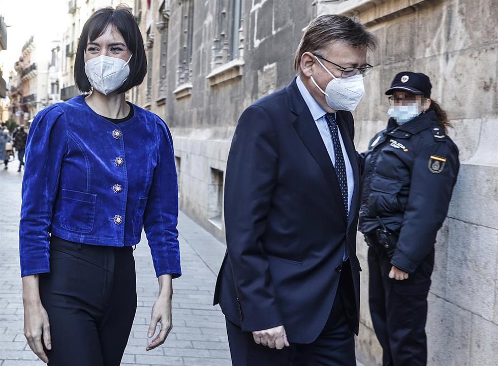 El presidente de la Generalitat Valenciana, Ximo Puig (d), recibe a la ministra de Ciencia e Innovación, Diana Morant (i) a su llegada al Palau de la Generalitat, a 9 de diciembre de 2021, en Valencia, Comunidad Valenciana (España). Esta es una de las d