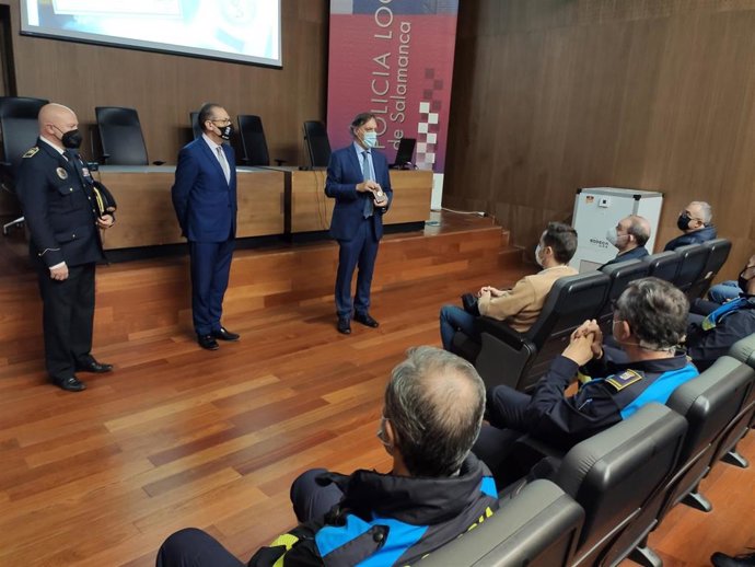 El alcalde de Salamanca, Carlos García Carbayo, muestra la Medalla de Oro al Mérito Policial .