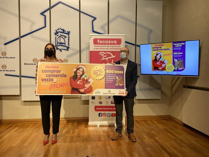 La diputada de Consumo y Promoción Agroalimentaria, Inmaculada Toledano, y del presidente de la Federación de Comercios y Servicios de Valladolid Fecosva, Jesús Herreras.