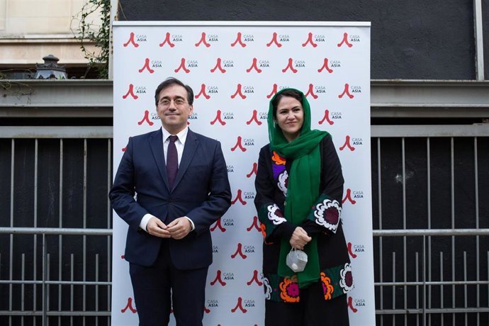 Archivo - El ministro de Asuntos Exteriores, Unión Europea y Cooperación, José Manuel Albares, y la parlamentaria y activista afgana Fawzia Koofi durante el acto por el que ha recibido el Premio Casa Asia 2021