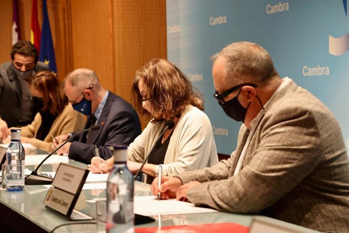 Firma del protocolo de colaboración entre Govern, Turistec, Cámara de Comercio, la UIB y Cooperativas Agroalimentarias de Baleares en el Digital Innovation Hub.