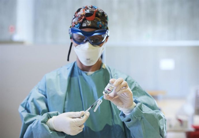 Archivo - Una profesional sanitaria sostiene un vial con la vacuna de AstraZeneca, durante el inicio de la campaña de vacunación masiva frente al Covid-19, en el Palacio de Exposiciones y Congresos de Santander, en Cantabria (España), a 31 de marzo de 2