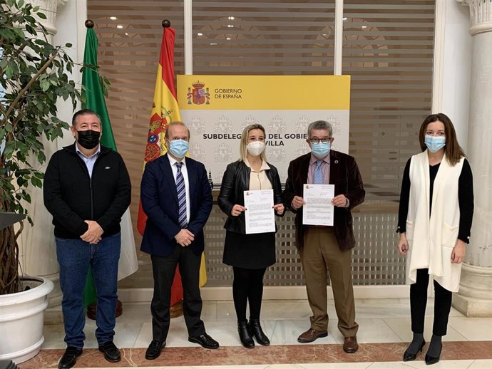 Toscano junto a la alcaldesa de Alcalá