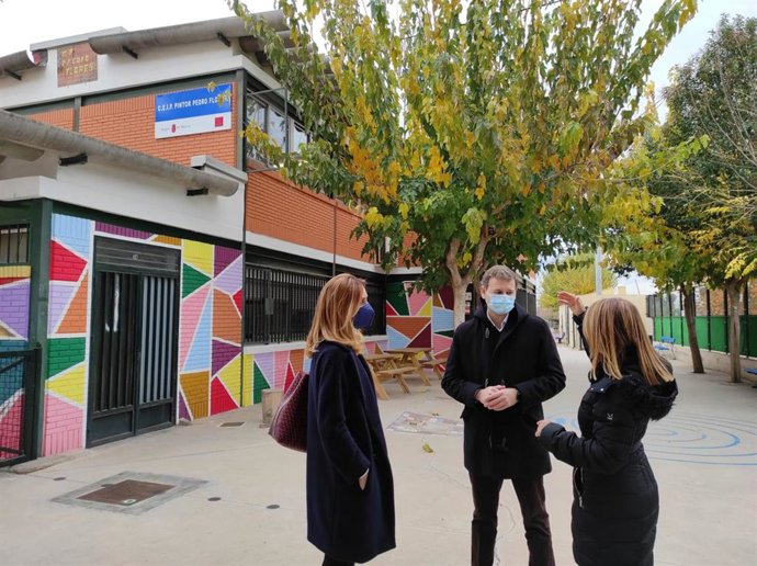 Los concejales Belén López y Marco Antonio Fernández visitan uno de los colegios