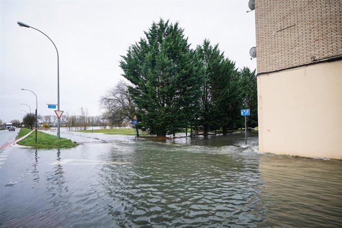 Una vía del barrio de Asteguieta inundada.