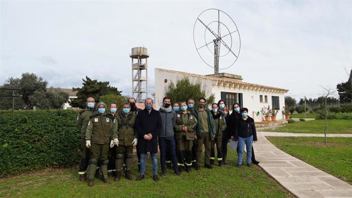 El conseller de Medio Ambiente y Territorio, Miquel Mir, y el gerente del Ibanat, Joan Ramon, durante su visita a las instalaciones de Son Tous.