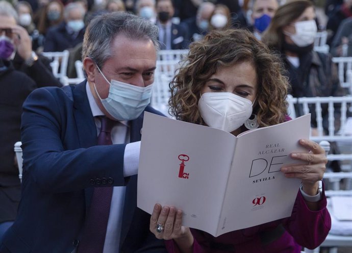 La ministra de Hacienda y Función Pública, María Jesús Montero, y el secretario general del PSOE-A, Juan Espadas 