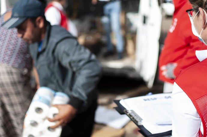 Archivo - Inmigrantes reciben ayuda, en una imagen de archivo.