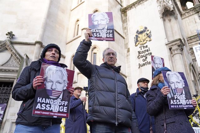 Seguidores de Julian Assange junto al juzgado.