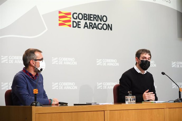 El director gerente del IAJ, Adrián Gimeno, presenta en rueda de prensa las conclusiones de la encuesta 'La percepción de la juventud aragonesa frente a la pandemia'.