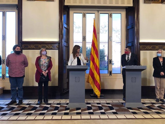 La presidenta del Parlament, Laura Borràs, y el presidente de las Corts Valencianes, Enric Morera, junto con miembros de la Mesa en una declaración institucional