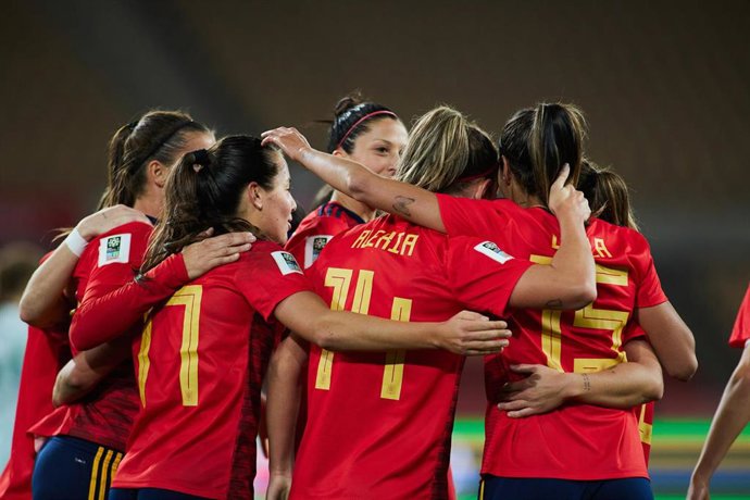 Las jugadoras de la selección española femenina celebran un gol