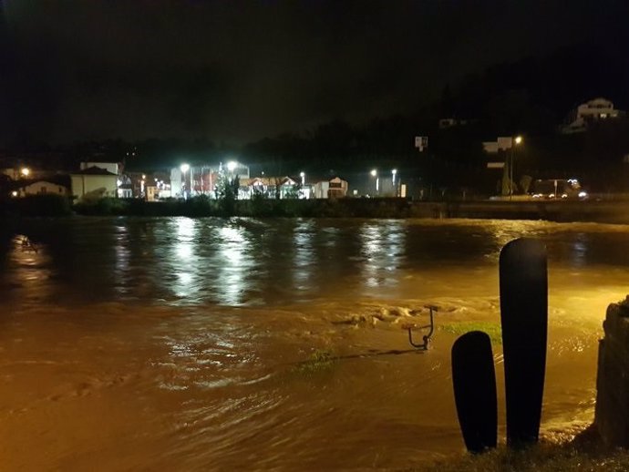 El río Bidasoa se sale de su cauce en Irun