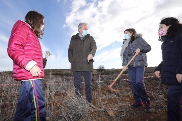 Más de 400 escolares de cuatro colegios protagonizan las primeras plantaciones del Bosque de los Zaragozanos