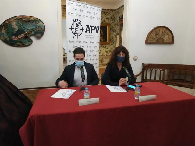 El presidente de la APV, Juan Martín, y la concejal de Cultura del Ayuntamiento de Valladolid, Ana Redondo.