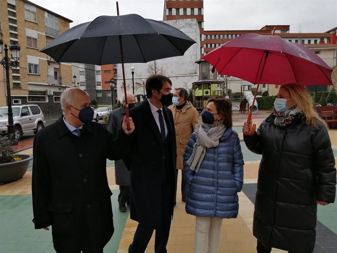 El consejero de Fomento y Medio Ambiente visita la Nueva Plaza Arbolada de Ólvega (Soria).  